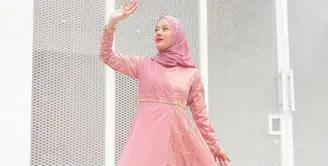 Bagi setiap perempuan muslim, tidak lah mudah untuk memutuskan berhijab. Begitu lah yang terjadi dengan Dinda Hauw yang sempat buka tutup hingga akhirnya benar-benar mantap berhijab. (Instagram/dindahw)