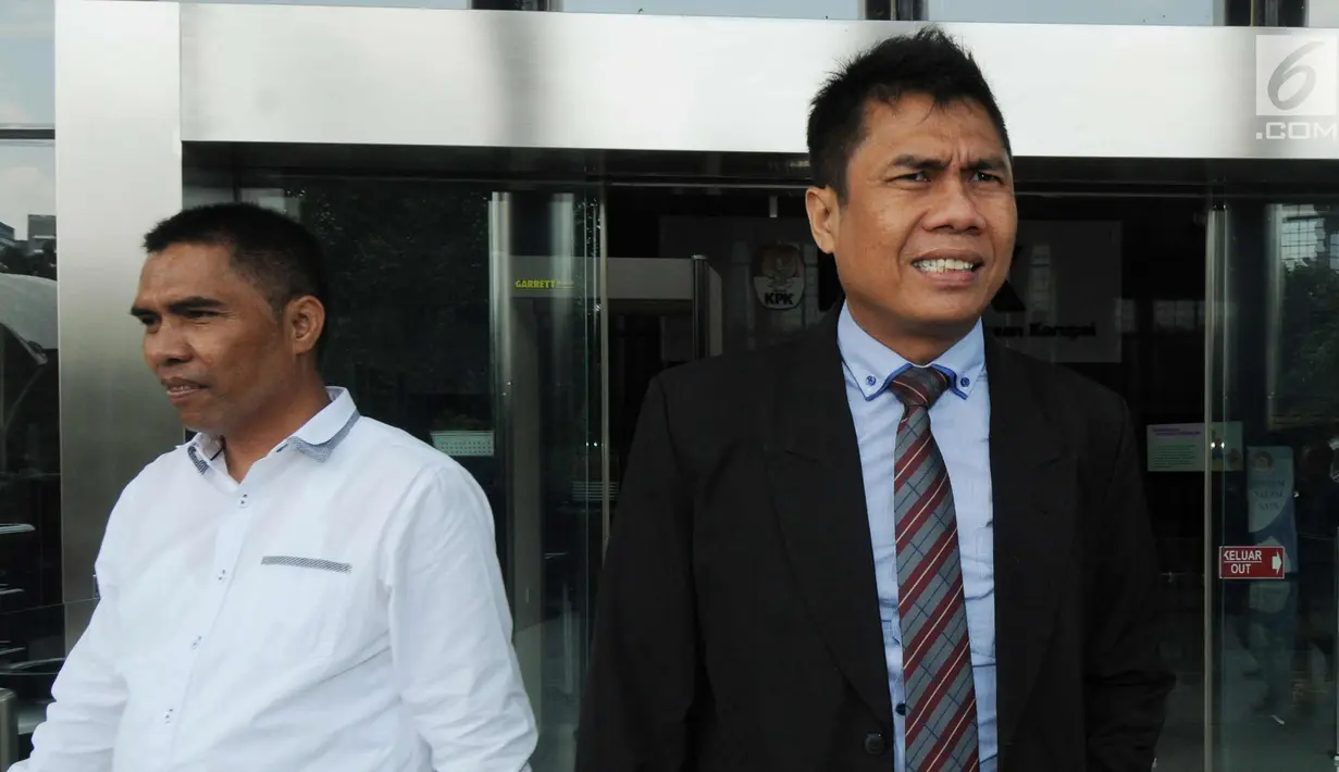Ketua DPRD Kota Malang Abdul Hakim memberi keterangan usai diperiksa KPK, Jakarta, Jumat (6/4). Abdul Hakim diperiksa sebagai tersangka terkait kasus dugaan suap pembahasan APBD-P Pemerintah Kota Malang Tahun Anggaran (TA) 2015. (Merdeka.com/Dwi Narwoko)