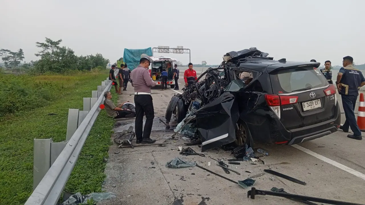 Kondisi mobil Innova ringsek parah usai menabrak bagian belakang Truk Hino di Tol Lampung. Foto : (Istimewa).