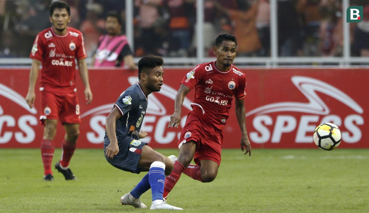 Gelandang Persija, Ramdani Lestaluhu, berebut bola dengan gelandang Persela, Saddil Ramdani, pada laga Liga 1 di SUGBK, Jakarta, Selasa (20/11). Persija menang 3-0 atas Persela. (Bola.com/Yoppy Renato)