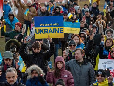 Pengunjuk rasa menyalakan senter sebagai simbol berbagi dan melindungi cahaya kebebasan untuk memperingati tahun kedua invasi Rusia ke Ukraina dan sepuluh tahun Rusia mencaplok Krimea di Boston Common, Boston, Massachusetts, 24 Februari 2024. (Joseph Prezioso/AFP)