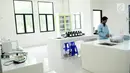 Petugas sedang melihat kualitas air di Laboratorium Uji Balai Riset Budidaya Ikan Hias (BRBIH), Depok, Jabar, Jumat (8/3). Balai Riset memiliki lima laboratorium untuk mendukung fungsi penelitian. (Liputan6.com/Herman Zakharia)
