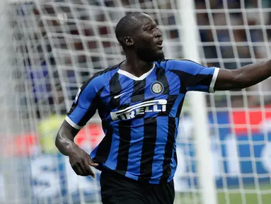 Striker anyar Inter Milan, Romelu Lukaku berselebrasi setelah mencetak gol ke gawang Lecce pada laga pertama Serie A 2019/2020 di Stadio Giuseppe Meazza, Senin (26/8/2019). Inter Milan menang 4-0 saat menjamu tim promosi Lecce. (AP Photo/Luca Bruno)