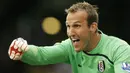 Mark Schwarzer - Kiper asal Australia ini masuk dalam jajaran tiga besar raja clean sheets di Liga Inggris. Penjaga gawang yang pernah memperkuat Chelsea itu telah mencatatkan 151 clean sheets. (AFP/Glyn Kirk)