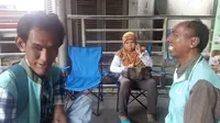 Pak Dedi, Bu Yayahm dan Pak Widodo menunggu pelanggan saat mereka berada di Terminal Pulo Gadung. Lewat mobile clinic jadi salah satu cara mereka promosi Traphy Indonesia. 