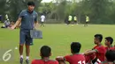 Pelatih kepala Timnas Indonesia U-19, Eduard Tjong memberi arahan pada pemainnya saat jeda laga uji tanding perdana melawan PPLM di NYTC Sawangan, Jumat (5/8). Pemain seleksi Timnas U-19 berhasil menekuk PPLM 3-0. (Liputan6.com/Helmi Fithriansyah)