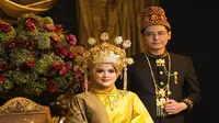 Cut Meyriska dan Roger Danuarta mengenakan busana khas pengantin Aceh saat dalam foto prewedding (Dok.Instagram/@doleytobing/https://www.instagram.com/p/B0ddX6MhdlE/Komarudin)