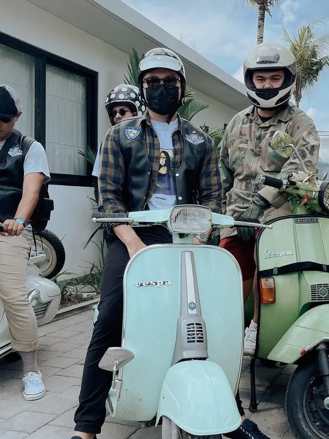 7 Potret Seru Azriel Hermansyah yang Kini Jadi Anak Vespa Klasik