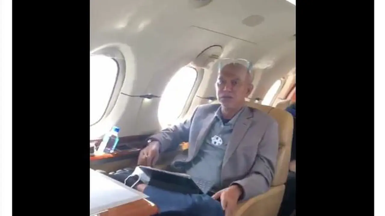 Dalam unggahannya, @GagahWicaksana menuliskan bahwa pria yang merokok tersebut adalah Ketua Banggar DPR RI yang juga Anggota Fraksi PDIP Said Abdullah.
