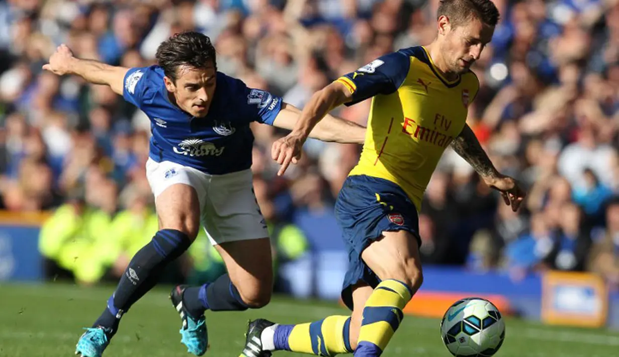 Pemain belakang Everton, Leighton Baines (kiri), mencoba menghalangi pergerakan bek Arsenal, Mathieu Debuchy, saat berlaga dalam lanjutan Liga Primer Inggris di Stadion Goodison Park, (24/8/2014). (REUTERS/Andrew Yates)