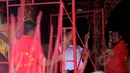 Beberapa petugas tengah sibuk berbenah di Klenteng Boen Tek Bio, Tangerang, Selasa (10/2/2015). Perawatan tersebut merupakan persiapan menyambut Tahun Baru Imlek 2566 yang jatuh pada 19 Februari. (Liputan6.com/Faisal R Syam) 