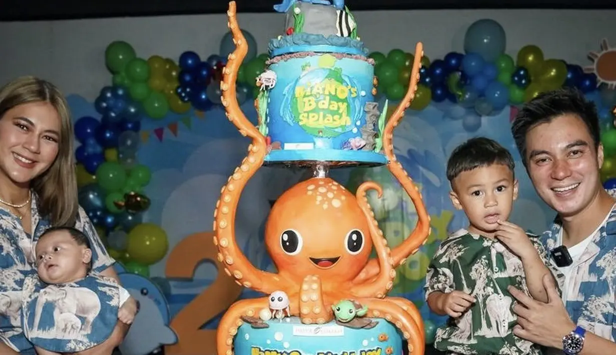 Pakaian yang dikenakan keluarga Baim Wong tersebut dari brand lokal Ghea Resort by Amanda Janna. Dari koleksi Borneo dengan unsur motif unik yang diambil dari gajah kerdil Kalimantan (pygmy elephant). @baimwong