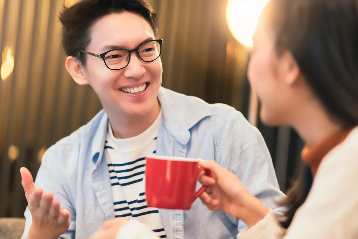 perempuan dan pasangan maret 6