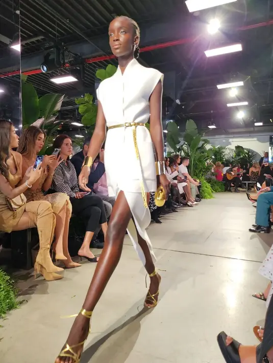 Ansambel serba-putih juga membuat penampilan semakin menarik, tambahkan aksesori kontras dan bermain dengan tekstur, layer, dan volume. (Foto: Instagram @lunamaya)