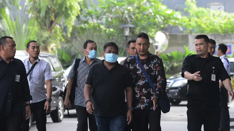 Kenakan Masker, Hakim PN Balikpapan yang Terjaring OTT Tiba di KPK