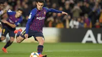 Phillippe Coutinho melepaskan tendangan penalti yang berbuah gol pada leg kedua Copa Del Rey yang berlangsung di stadion Nou Camp, Barcelona, Kamis (31/1). Barcelona menang 6-1 atas Sevilla. (AFP/Luis Gene)
