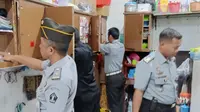 Petugas Lapas Kelas II A Banyuwangi melakukan pemeriksaan di sel tahanan untuk mengantisipasi adanya barang berbahaya jelang bulan suci Ramadhan (Istimewa)