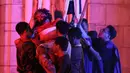 Prosesi ini umumnya diadakan saat Jumat Agung untuk membantu umat merenungkan pengorbanan dan kasih Yesus secara langsung. Tampak dalam foto, umat Katolik saat memperagakan drama visualisasi prosesi penyaliban Yesus saat peringatan Jumat Agung di Gereja Katedral, Jakarta, Jumat (3/4/2026). (Kapanlagi.com/Budy Santoso)