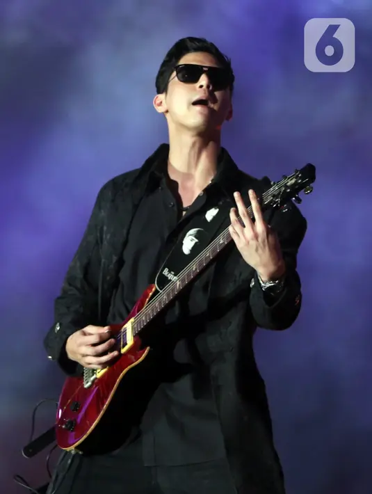 <p>Personel The Lucky Laki, Al Ghazali tampil pada konser bertajuk Pesta Rakyat 30 Years of Careers Dewa 19 di Jakarta International Stadium, Jakarta, Sabtu (4/2/2023). The Lucky Laki jadi pembuka konser Dewa 19. (Fimela.com/Bambang E. Purnama)</p>