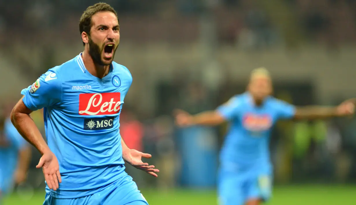 6. Gonzalo Higuain - Pemain berjuluk El Pipita sudah terlanjur dicap sebagai penghianat oleh fans Napoli setelah memutuskan membelot ke Juventus. Meski begitu ia tercatat sebagai salah satu striker tertajam yang pernah dimiliki Napoli. (AFP/Giuseppe Cacace)