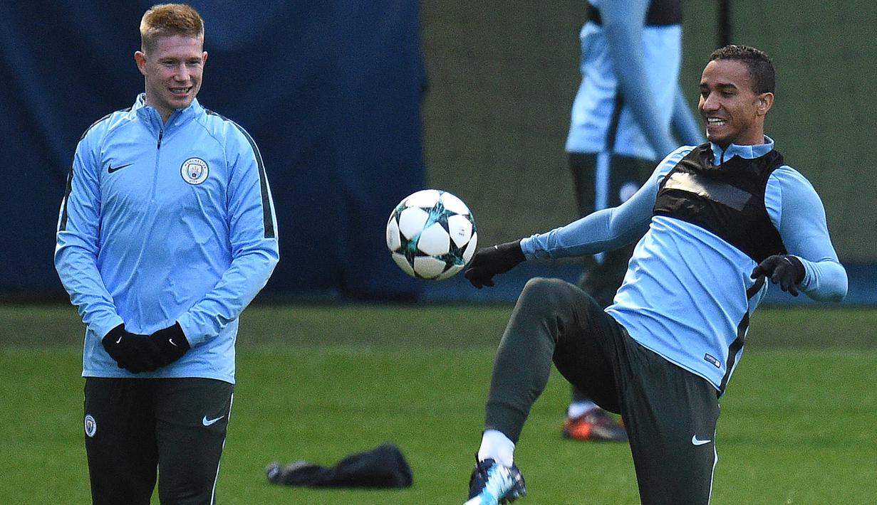 Pemain Manchester City, Kevin De Bruyne (kiri) melihat aksi rekannya Danilo pada sesi latihan di City Football Academy, Manchester, (20/11/2017). City akan melawan Feyenord ada grup F. (AFP/Oli Scarff)