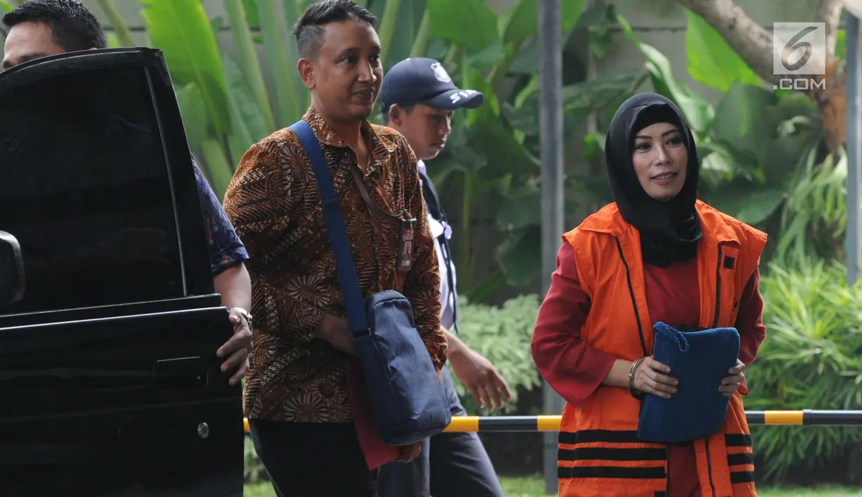 Tersangka Marketing Manager PT Humpuss Transportasi Kimia Asty Winasti Asty Winasti (kiri) tiba untuk menjalani pemeriksaan di gedung KPK, Jakarta, Senin (6/5/2019). Asty diperiksa sebagai tersangka dalam kerja sama pengangkutan pupuk dengan PT Humpuss Transportasi Kimia. (merdeka.com/Dwi Narwoko)