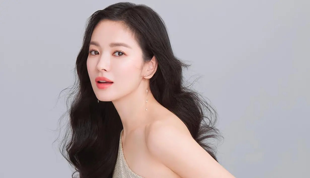 Sebagai perempuan dan juga berprofesi sebagai artis, Song Hye Kyo sangat mementingkan yang namanya penampilan. Bukan hanya gaya berbusana dan makeup, namun perhiasan juga penting untuknya. (Instagram/kyo1122)