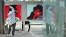 Pekerja memasang karya seni rupa di halte bus Jalan Jenderal Sudirman, Jakarta, Selasa (27/8/2019). Karya seni yang dipajang di halte bus dan stasiun MRT tersebut dibuat dalam rangkaian acara Jakarta Art Week 2019. (Liputan6.com/Immanuel Antonius)