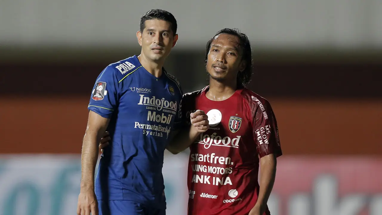 FOTO: Momen Hariono Hadapi Mantan Timnya dalam Laga Persib vs Bali United - Hariono;Esteban Vizcarra