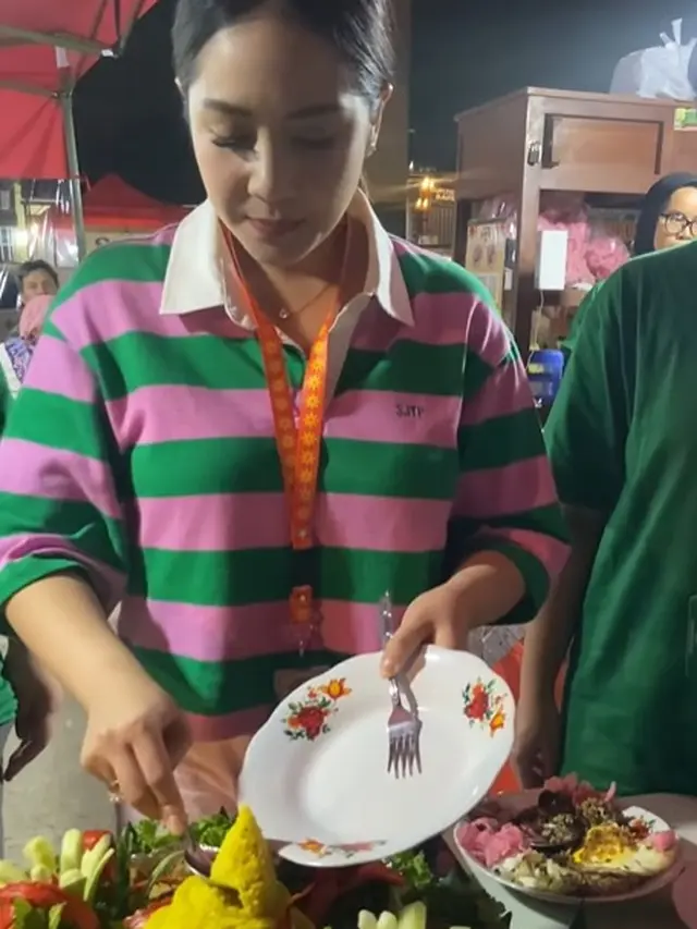 Nagita Slavina perkenalkan warung nasi goreng Mama Gigi (Instagram/raffinagita1717)