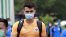 Kiper Timnas Indonesia, Nadeo Argawinata, saat sesi latihan di Lapangan D Senayan, Jakarta, Rabu, (10/2/2021). Latihan tersebut untuk persiapan SEA Games 2021 di Vietnam. (Bola.com/M Iqbal Ichsan)