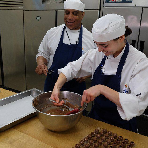 Bersama timnya, Pastry Chef Selwyn Stoby membuat chocolate truffles yang pastinya lezat dan siap dihidangkan pada acara pernikahan Pangeran Harry bersama Meghan Markle./Copyright instagram.com/theroyalfamily