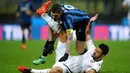 Benturan antara striker Inter Milan, Mauro Icardi dengan bek Palermo, Giancarlo Gonzalez. Pada laga itu wasit mengeluarkan dua kartu kuning. (EPA/Daniele Mascolo)