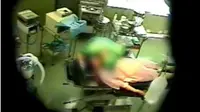 Seorang dokter tega mencabuli pasiennya sendiri yang tak sadarkan diri. Aksinya tertangkap kamera tersembunyi.