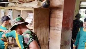 Para siswa Madrasah Tsanawiyah Swasta (MTSS) Yaspendi di Jalan Pekan Sungai Iyu, Desa Sungai Iyu, Kecamatan Bendahara, Kabupaten Aceh Tamiang bergotong royong. (Foto: Istimewa).