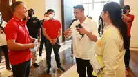 Ditemui di Hotel Fairmont, Jakarta, Sabtu (20/8/2022) siang, keduanya saling berbagi cerita, dari Raffi pamer pernah mengundang Ronaldinho hingga mempromosikan Liga Inggris di Vidio. (Bola.com/M Iqbal Ichsan)