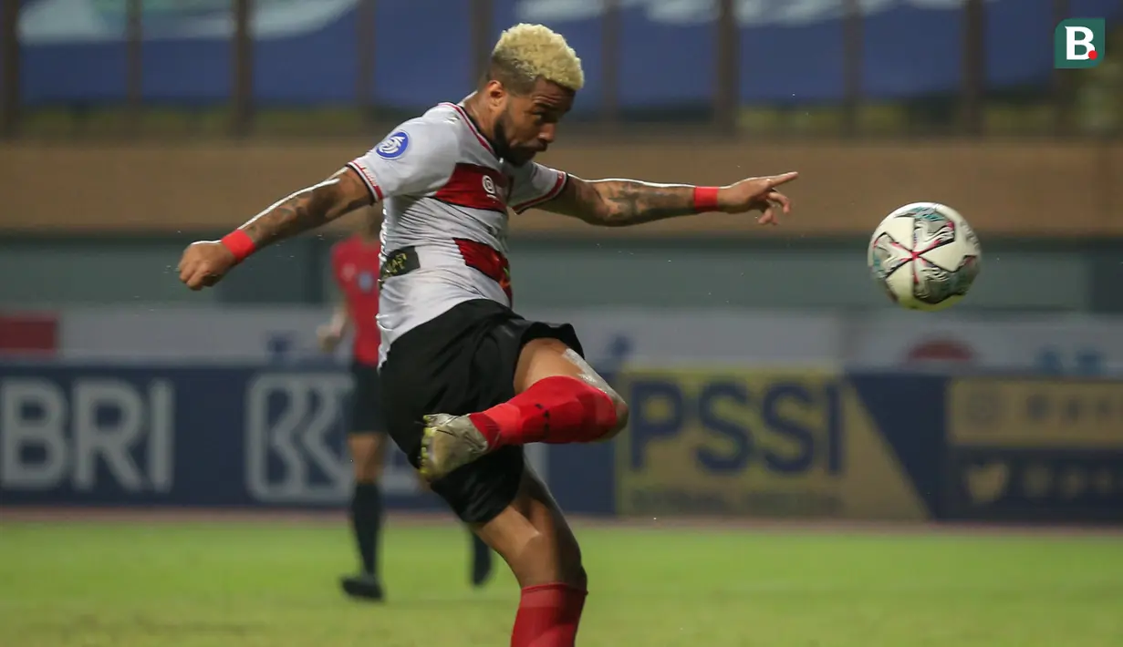 Pemain Madura United, Rafael Feital Da Silva (kiri) berusaha mencetak gol ke gawang PSIS Semarang dalam laga pekan ke-5 BRI Liga 1 2021/2022 di Stadion Wibawa Mukti, Cikarang, Rabu (29/09/2021). Kedua tim bermain imbang 0-0. (Bola.com/Bagaskara Lazuardi)