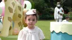 Ekspresi menggemaskan Cara Rose di tengah dekorasi yang juga menggemaskan. (Foto: Instgaram/ riantic)