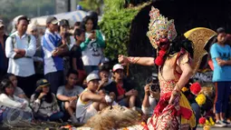Penari Reog Ponorogo tampil dalam acara Car Free Day di kawasan Jalan Jenderal Surdirman, Jakarta, Minggu (13/3/2016). Penampilan Reog Ponorogo ini sosialisasi menuju pengakuan UNESCO sebagai warisan budaya dunia. (Liputan6.com/Helmi Fithriansyah)