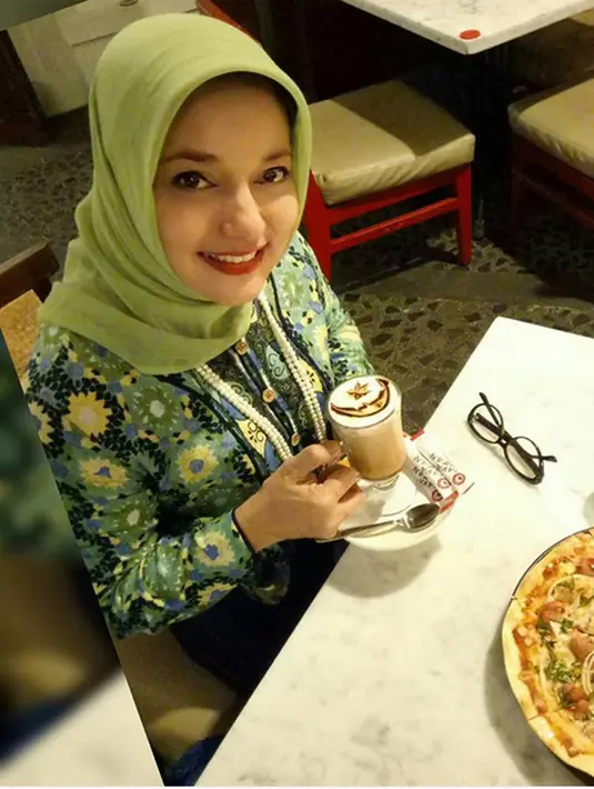 Pernyataan keras dari Marissa Haque meski bukan pembenci Ahok. "Karena kitab suci kami ummat Islam dia nistakan, maka kudoakan laknatullah datang pada Pak Ahok," tulis Marissa melalui akun Instagram-nya, Rabu (16/11/2016). (Instagram/marissahaque)