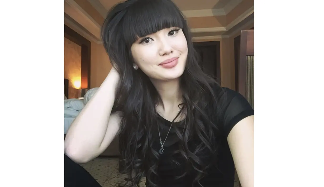 Sabina Altynbekova adalah mahasiswi Kazguu University jurusan Hukum Pidana. (Bola.com/Instagram Sabina)