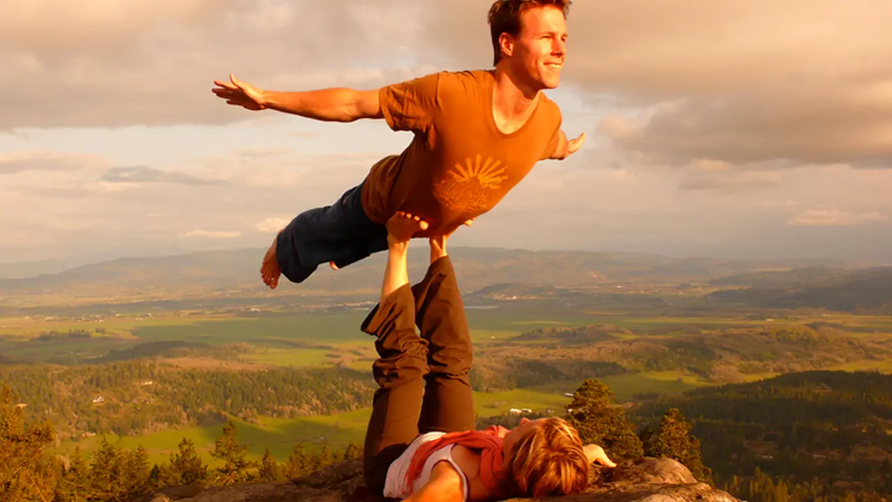 Acroyoga, Olahraga yang Bisa Rekatkan Hubungan