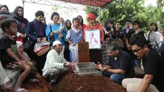 Pembacaan doa usai prosesi pemakaman jenazah Renita Sukardi di TPU Menteng Pulo, Jakarta, Senin (10/4). Renita meninggal dunia karena menderita kanker payudara stadium 3B. (Liputan6.com/Herman Zakharia)
