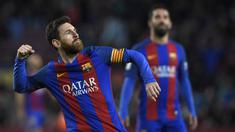 Bintang Barcelona, Lionel Messi, merayakan gol yang dicetaknya ke gawang Osasuna pada laga La Liga di Stadion Camp Nou, Barcelona, Rabu (26/4/2017). Barcelona menang 7-1 atas Osasuna. (AFP/Lluis Gene)