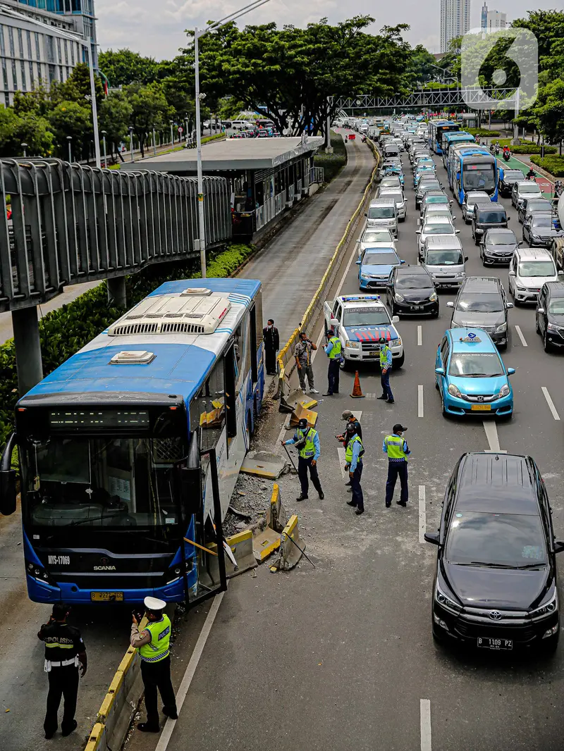 FOTO: Bus Transjakarta Tabrak Separator Busway di Bundaran Senayan