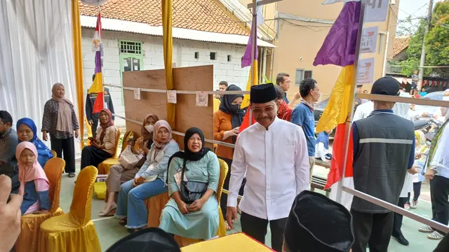Calon Wali Kota Tangerang, Sachrudin usai menggunakan suaranya di TPS 18, di Kelurahan Poris Plawad Utara, Kecamatan Cipondoh, pada Rabu (27/11/2024).
