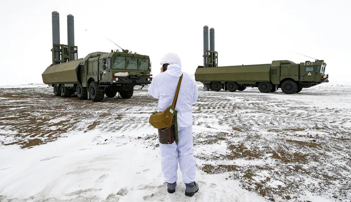 Seorang perwira berbicara melalui walkie-talkie ketika sistem rudal antikapal Bastion mengambil posisi di Pulau Alexandra Land dekat Nagurskoye, Rusia, Senin (17/5/2021). (AP Photo/Alexander Zemlianichenko)