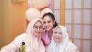 Kehangatan keluarga kecil ini terpancar dari outfit senada yang mereka pilih. Tidak hanya memberikan kesan kompak, tetapi juga menonjolkan sisi stylish masing-masing anggota keluarga. Penampilan mereka menjadi bukti bahwa warna pink dapat digunakan oleh siapa saja dan tetap terlihat modis!