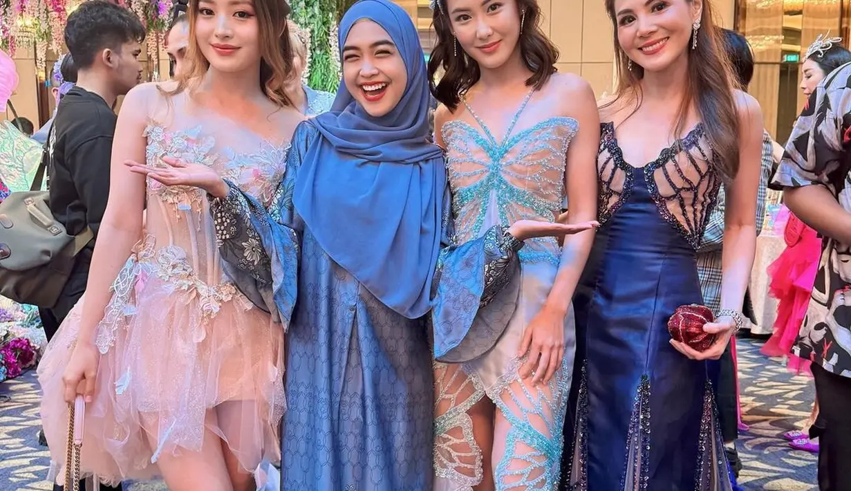Pemain dalam sinetron Cinta karena Cinta itu tampil seksi dengan gaun yang dikenakan. Gaun dengan tinggi diatas lutut itu dengan motif bunga-bunga. [Instagram/natashawilona12]