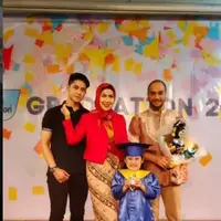 Vania Athabina, putri angkat Venna Melinda menjalani wisuda TK (Foto: Instagram @vennamelindareal)